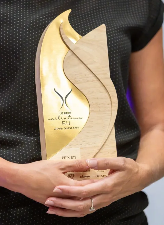 Trophée du Prix Initiative RH Grand Ouest 2026 tenu dans les mains d’un participant